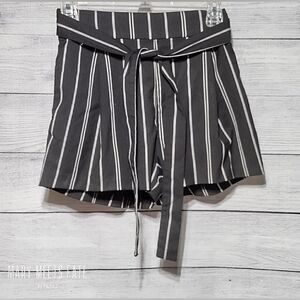 Divided H&M Black Pinstriped Shorts with Tie Belt Sz 2